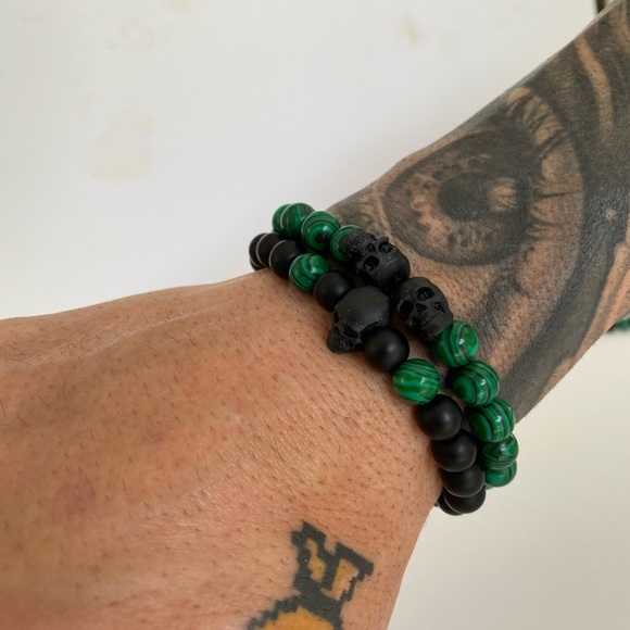 Matte Black Onyx and Malachite Skull Bead Bracelet - Picture 4 of 5